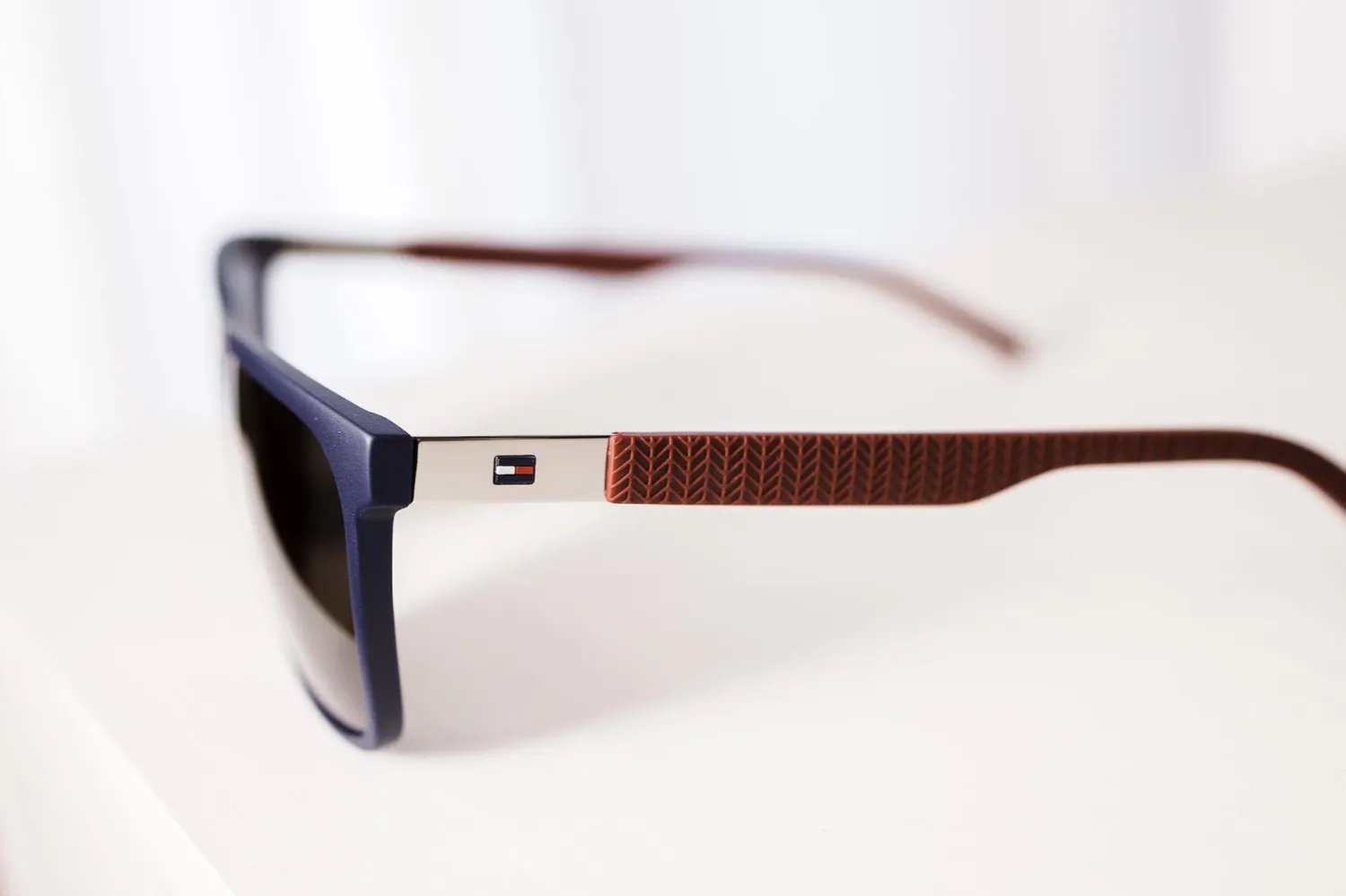 Tommy Hilfiger occhiali da sole uomo sporty scuro