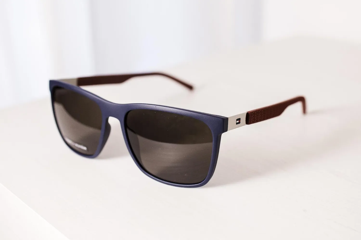 Tommy Hilfiger occhiali da sole uomo sporty scuro
