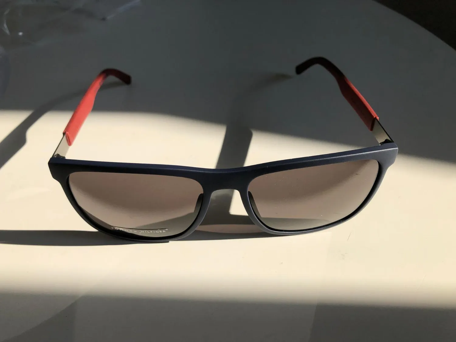 Tommy Hilfiger occhiali da sole uomo sporty scuro