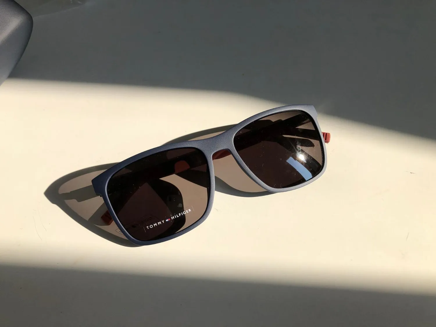 Tommy Hilfiger occhiali da sole uomo sporty scuro